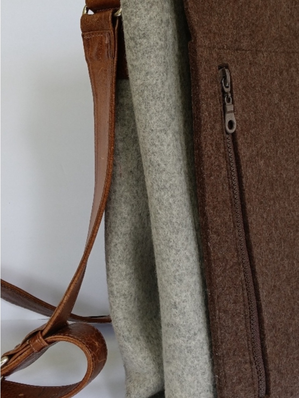 Graf Lantz NWT Merino Wool Felt Messenger Bag Gray Brown Leather Strap
NWT - Picture 2 of 6